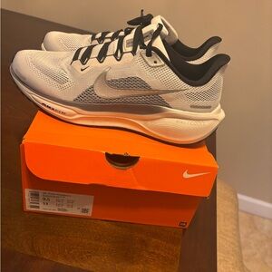 Nike White and Black Men's Sneakers